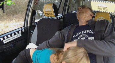 Gifs de rubia pagando el taxi