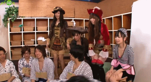 Chicas japonesas cosplay piratas en orgia