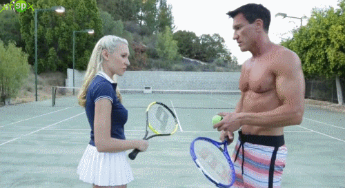 Katie Summers y su clase de tenis con Marco Banderas