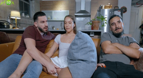 gifs penetración Penetración Rubia Sexo oral Se folla a la hermanastra viendo una pélicula Escena 2